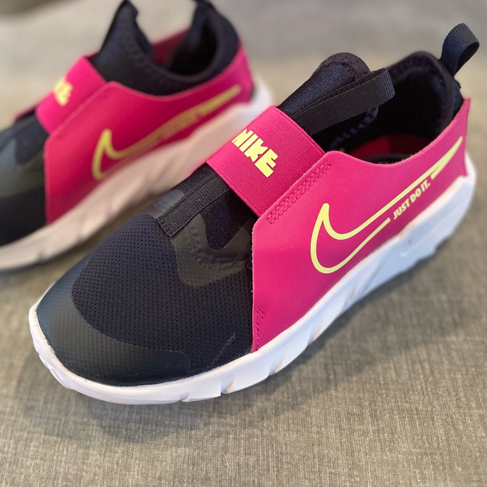 Nike Flex Runner 2 (GS) size 5 - Brand New!